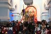 Верующие во время крестного хода в Кафедральном соборе Казанской иконы Божией Матери в Чите.