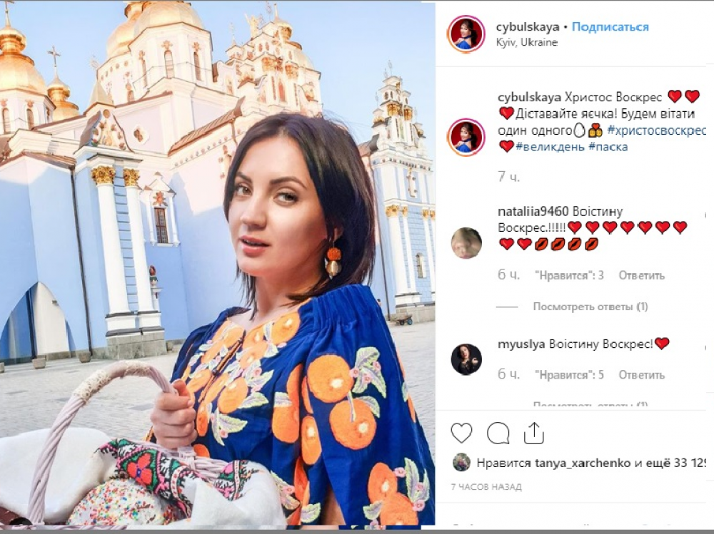 Ольга Цибульская в вышиванке и с пасхальной корзинкой предлагает всем поучаствовать в состязании битвы яйцами.