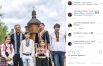 Олег Скрипка большой семьей освятил пасхальные куличи.