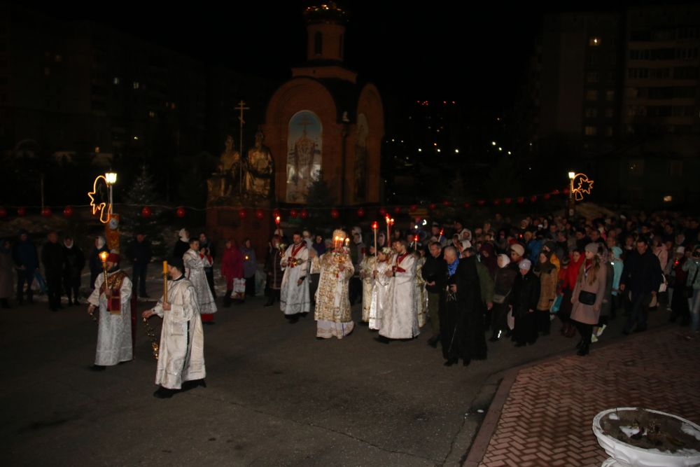 Вместе с архиепископом Сыктывкарским и Коми-Зырянским Питиримом горожане, прошлись Крестным ходом вокруг собора, взяв с собой зажжённые лампады и свечи. 