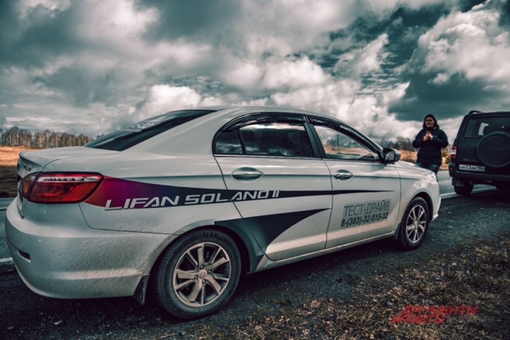 Участникам автопробега устроили тест-драйв на автомобиле Lifan Solano.
