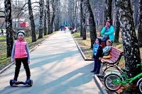 В парке района Котловка аллеи подходят и пешеходам, и велосипедистам, и тем, кто на гироскутере... 
