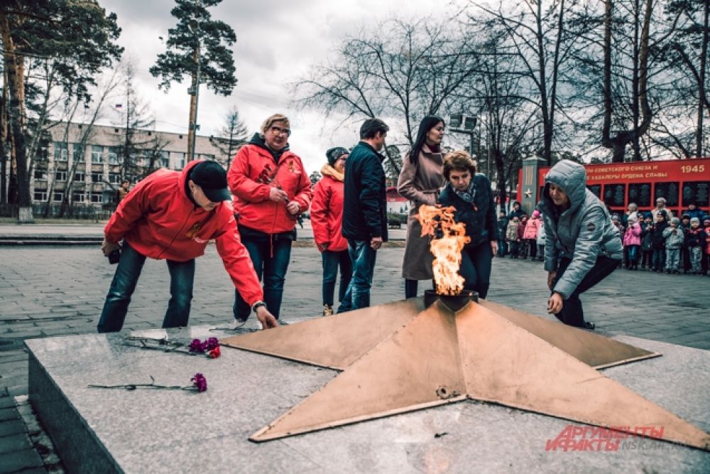 Участники автопробега возложили к мемориалу цветы.