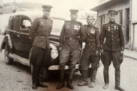 Вениамин Мысляев (второй справа) возил на своей машине высший офицерский состав.