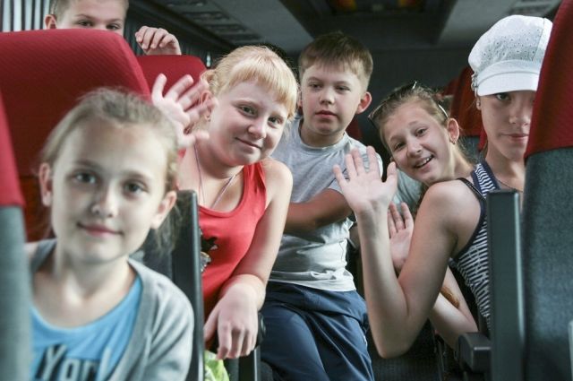 Более 10 тысяч детей из Челябинской области получат бесплатные путёвки в оздоровительные лагеря и санатории. 
