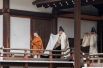 Император Японии Акихито идет на ритуал.