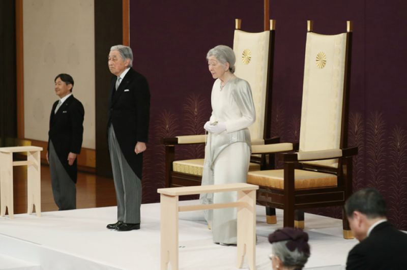 Император Японии Акихито и императрица Мичик.