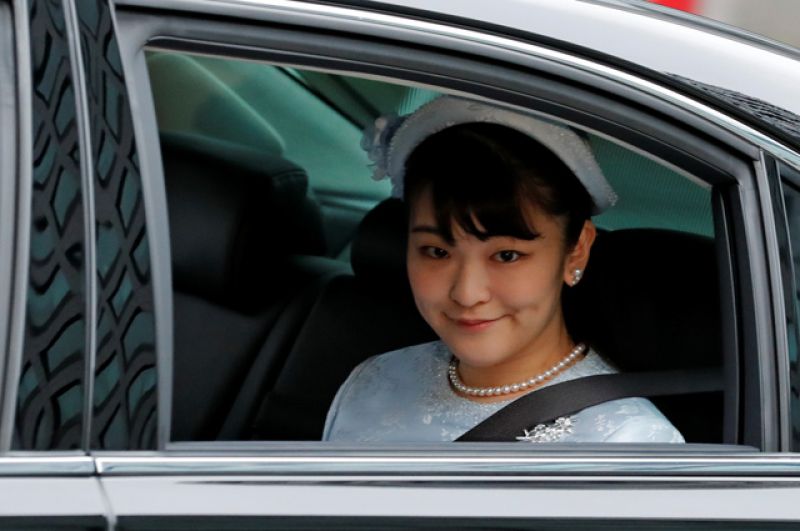 Наследная принцесса Японии прибывает в Императорский дворец.
