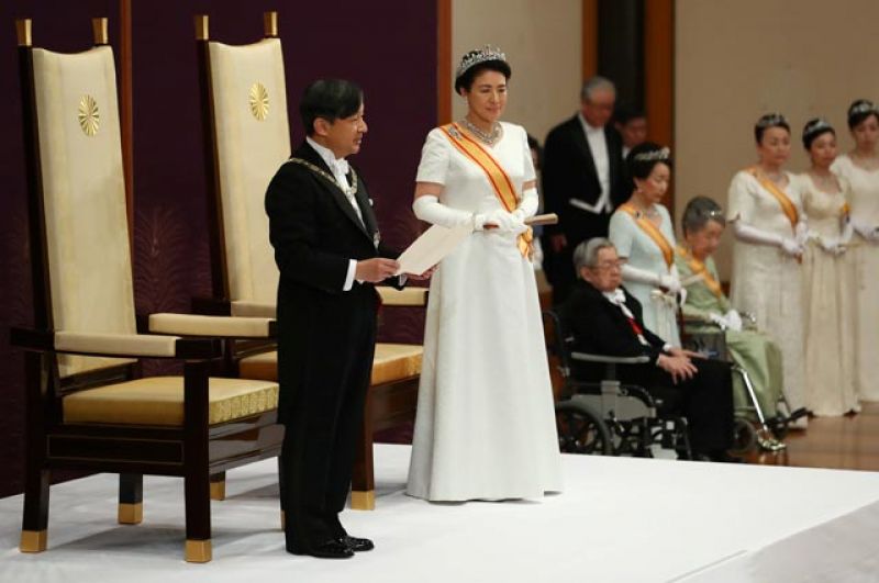 Император Японии Нарухито произносит речь во время церемонии.