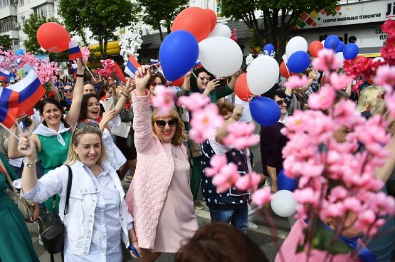 Участники первомайской демонстрации в Симферополе.