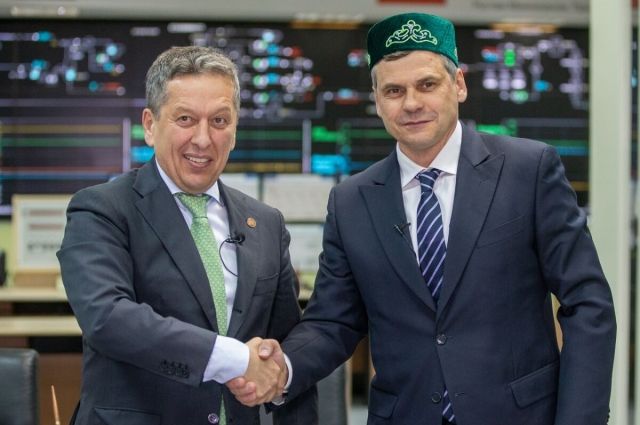  Президент «Ак Барса» Наиль Маганов вручил Дмитрию Квартальнову татарскую тюбетейку.