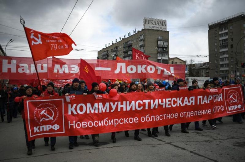 Участники первомайской демонстрации на Красном проспекте в Новосибирске.