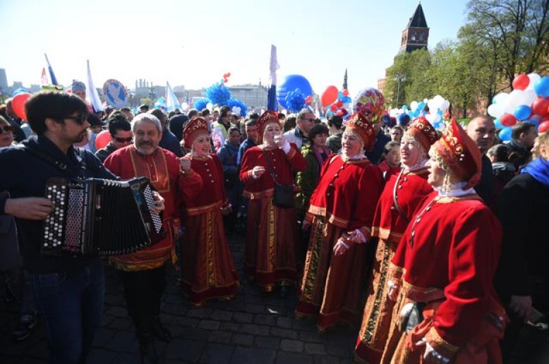 Участники первомайской демонстрации на Красной площади.