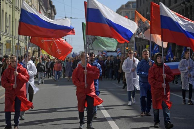 Участники первомайской демонстрации в День международной солидарности трудящихся в Санкт-Петербурге.