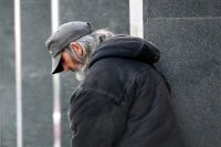 На тюменских остановках разместили портреты бездомных
