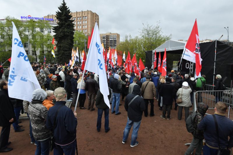 Участники митинга «Помни Одессу!» на Суворовской площади в Москве, приуроченного к пятой годовщине событий в одесском Доме профсоюзов.