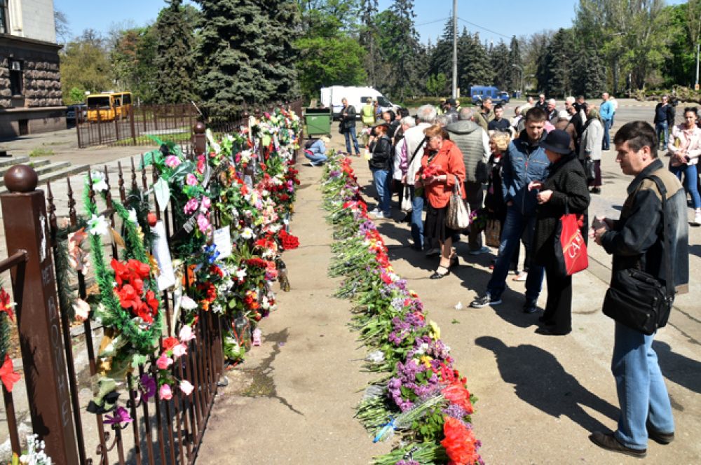 Жители Одессы возлагают цветы на Куликовом поле во время траурных мероприятий.
