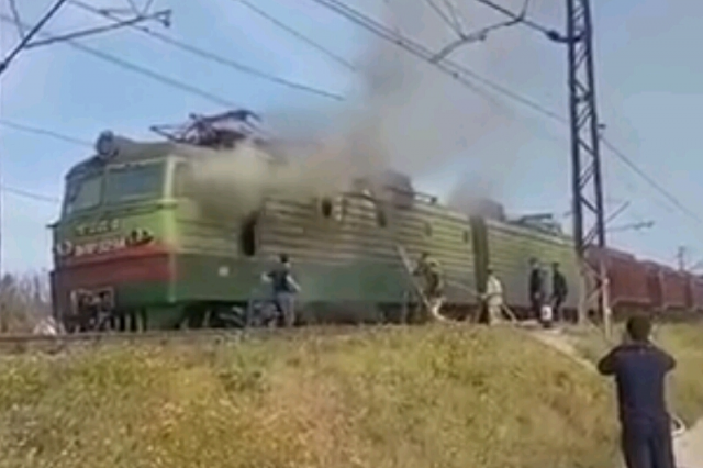 Поезд в дагестан. Возгорание электровоза на станции Семлево. Вокзал Дербент Москва поезд. Взрыв электровоз в Дагестане. Два взрыва электровоз в Дагестане.