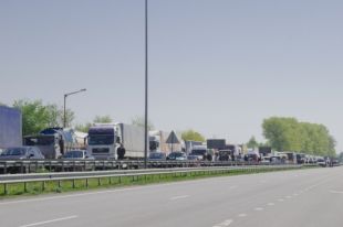 Активисты в Житомирской области на час перекрыли дорогу на Киев