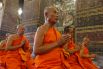Буддийские монахи молятся во время церемонии коронации Рамы Х.