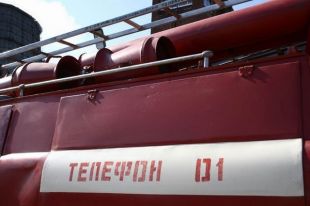 Жители Тобольска примеряли одежду пожарных и взбирались на служебный КамАЗ
