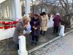 Жители Мурманска несут цветы к Памятнику жертвам интервенции.