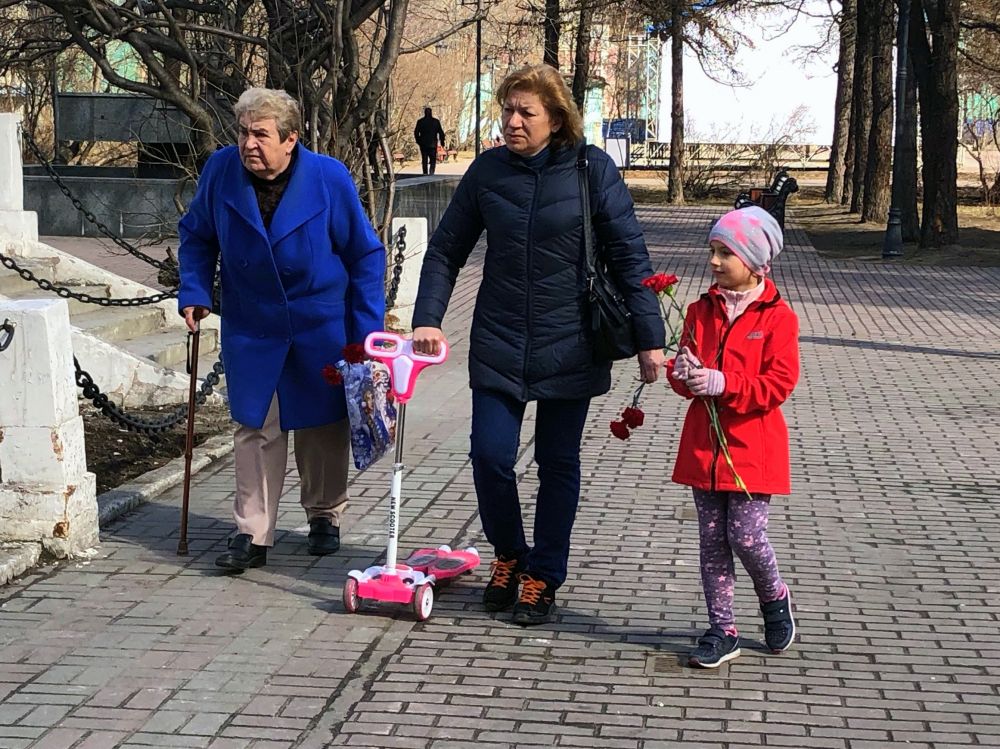 Некоторые приходят с детьми, чтобы возложить цветы.