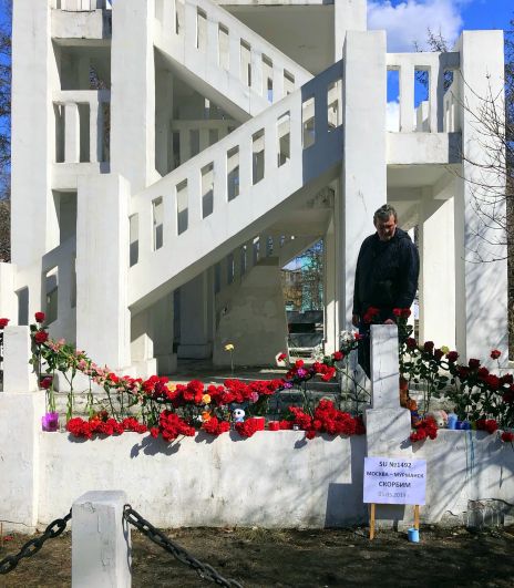 Гвоздики в память о погибших при пожаре в Шереметьево.