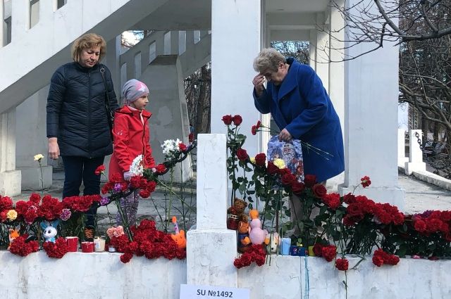 Жители Мурманска несут цветы и зажигают свечи в память о погибших в Шереметьево.
