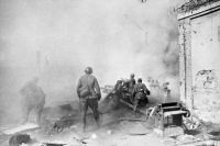 Оборона Сталинграда. Артиллерийский расчет ведет огонь. 1942 г.