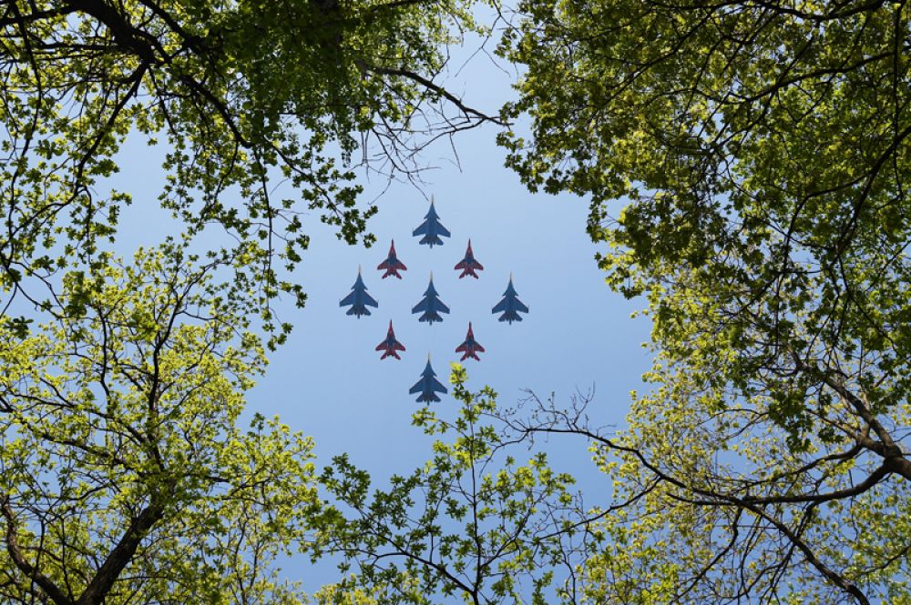 Строй «кубинский бриллиант» из многоцелевых истребителей Су-30СМ пилотажной группы «Русские Витязи» и МиГ-29 пилотажной группы «Стрижи».