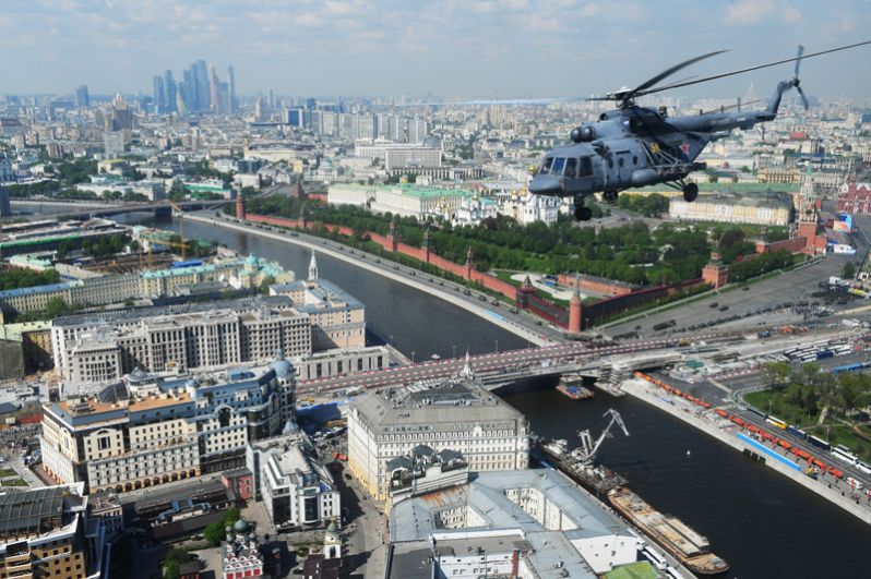 Многоцелевой вертолет Ми-8 над Москвой во время генеральной репетиции военного парада, посвящённого 74-й годовщине Победы в Великой Отечественной войне.