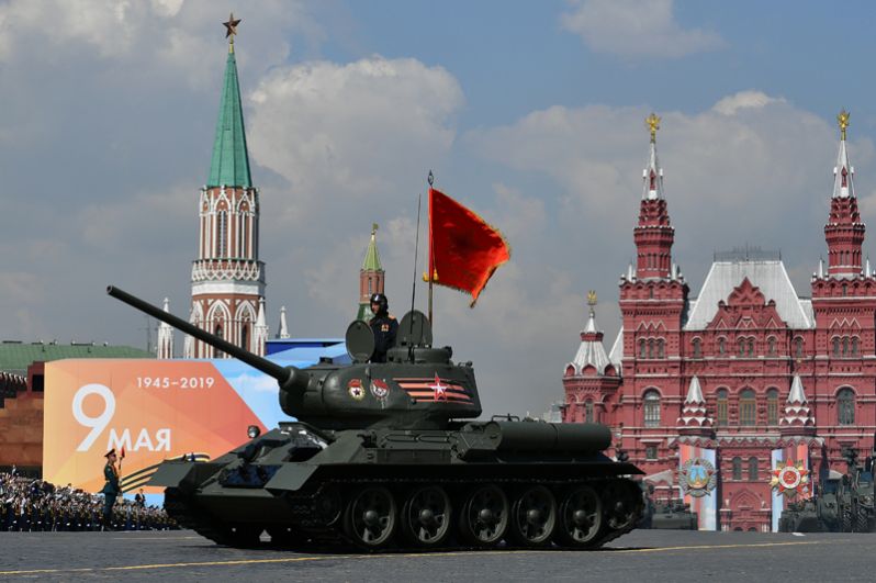 Танк Т-34-85 на генеральной репетиции военного парада на Красной площади, посвящённого 74-й годовщине Победы в Великой Отечественной войне.