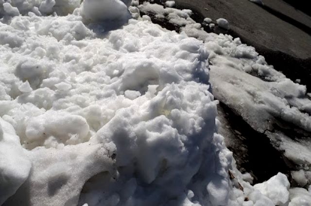На Ямале начала работу «горячая линия» по уборке снега