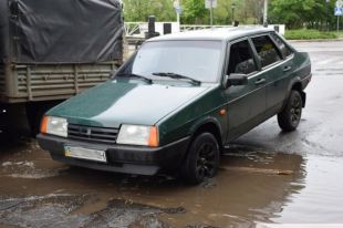 В Николаеве автомобиль провалился в ливневую канализацию