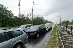Масштабная авария: в Киеве пять авто из-за ямы попали в ДТП