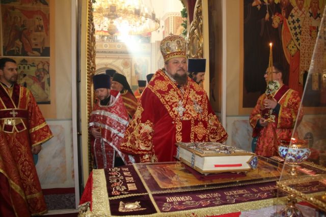 В Свято-Стефановском соборе это уже не первый случай, когда иконы мироточат.