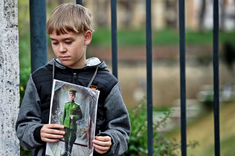 Мальчик с портретом родственника на шествии «Бессмертного полка» в Риме.