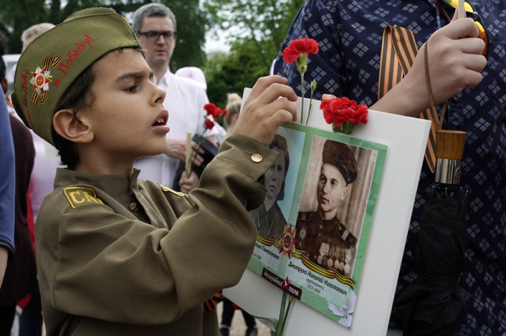 Юный участник акции «Бессмертный полк» перед началом шествия по улицам Вашингтона.