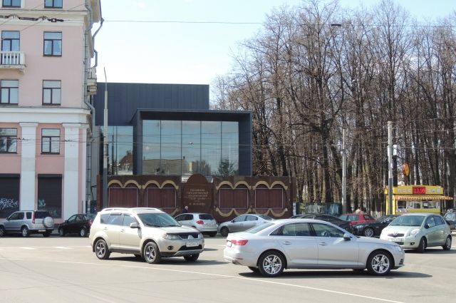 Недостроенный центр «Волков-Плаза», по мнению градозащитников, нарушает целостность исторической среды.