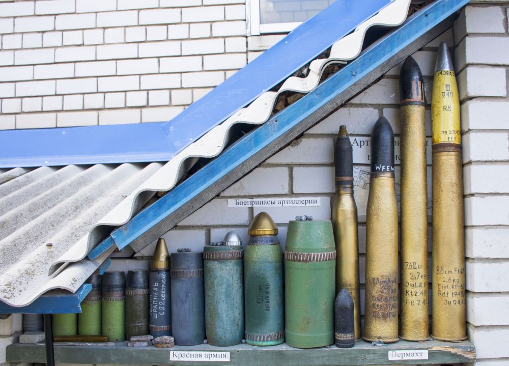 Снаружи подвала, в котором размещен «музей», тоже стоят экспонаты - боеприпасы.