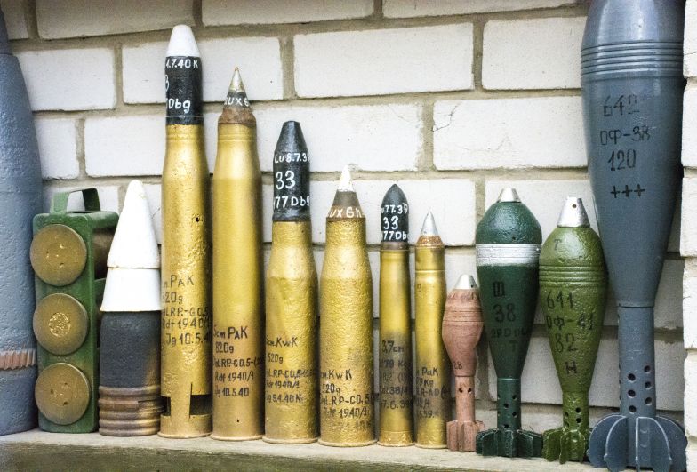 Есть в коллекции Александра Егорова макеты минометных снарядов, боеприпасов для противотанковых пушек и не только. 