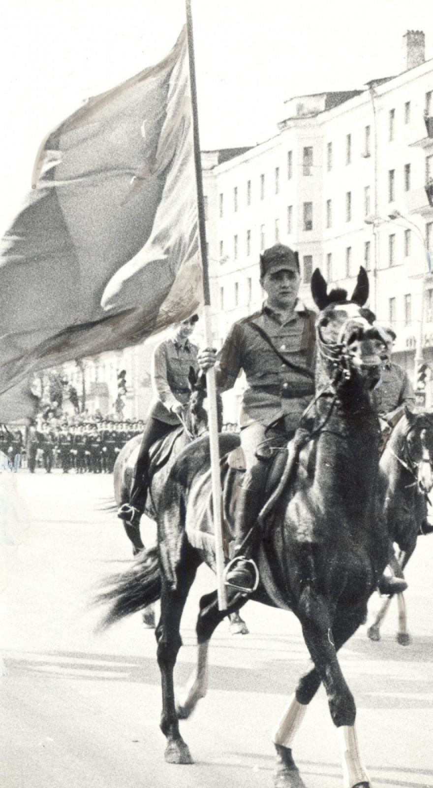 Проведение парада армейцев на Октябрьской площади в День Победы, 1987 г.