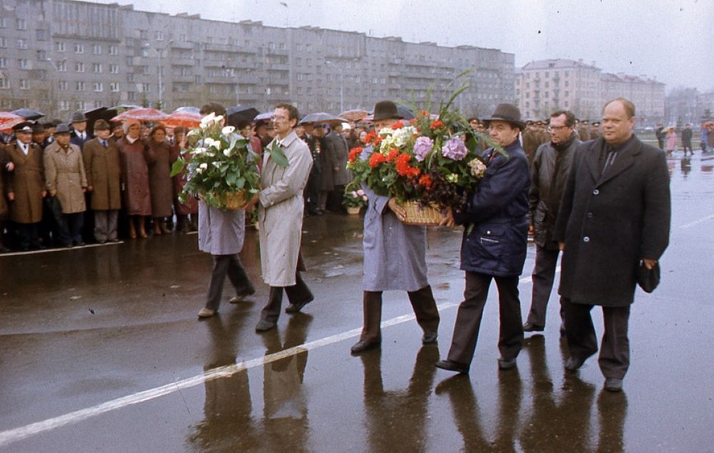 Возложение цветов к памятнику Героям фронта и тыла руководителями областной и городской администраций в канун Дня Победы.