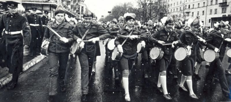 Колонны демонстрантов на Октябрьской площади в День Победы, 1986 г.