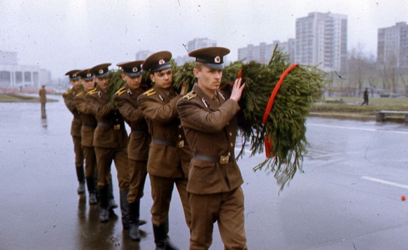 Возложение цветов курсантами пермских военных училищ в канун  Дня Победы.