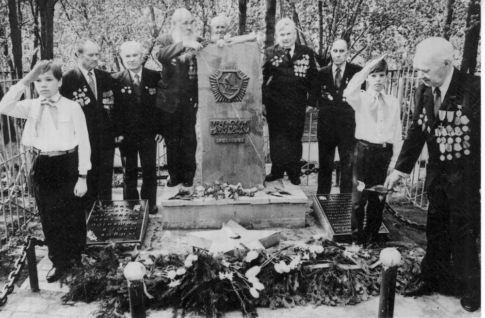 Группа ветеранов ВОВ у памятника Уральским лыжным батальонам в дни празднования 50-летия Победы, 1995 г.