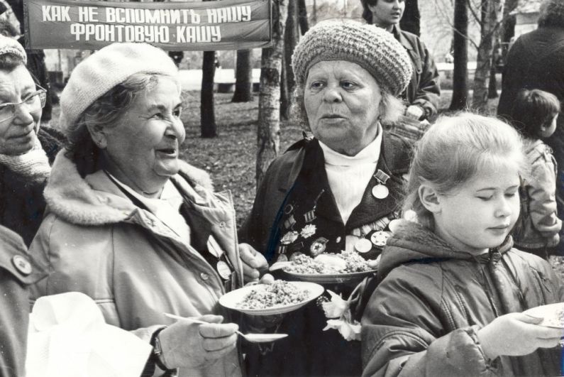 Ветераны Великой Отечественной войны пробуют солдатскую кашу на празднике, посвященном Дню Победы, 1992 г.