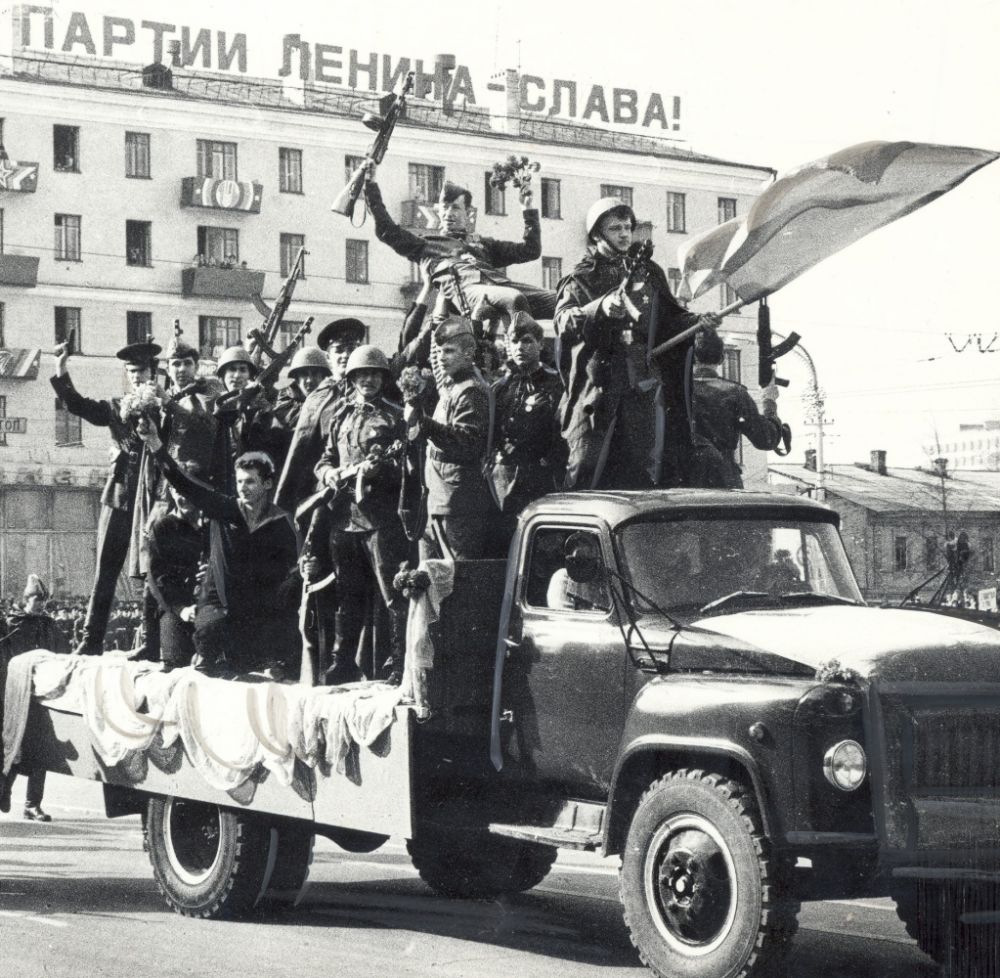 Театрализованное представление на тему Великой Отечественной войны на Октябрьской площади в День Победы, 1987 г.