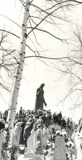 У памятника Скорбящей матери в День Победы, 1983 г.